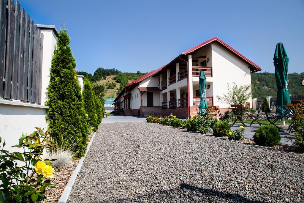 Country Court Bed & Breakfast Curteni Ngoại thất bức ảnh