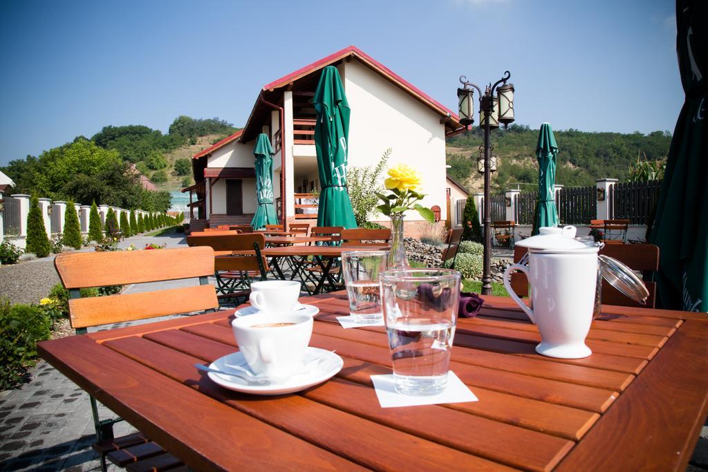 Country Court Bed & Breakfast Curteni Ngoại thất bức ảnh